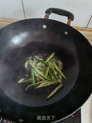 青椒干煸嫩豇豆的做法步骤：5