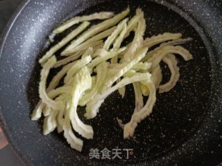 青椒豆豉炒苦瓜的做法步骤：4