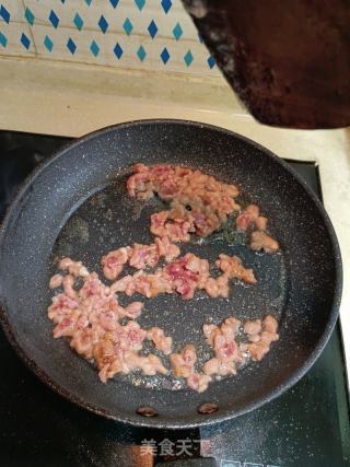 香菇榨菜炒牛肉丁的做法步骤：5