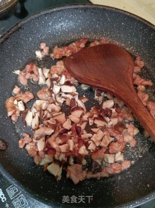 香菇榨菜炒牛肉丁的做法步骤：6
