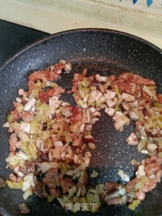 香菇榨菜炒牛肉丁的做法步骤：7