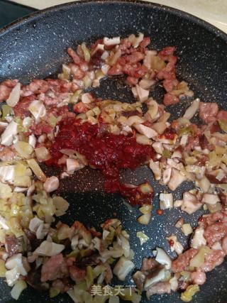 香菇榨菜炒牛肉丁的做法步骤：8