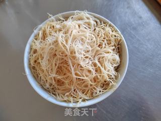 秋葵香菇豆干炒米面的做法步骤：2