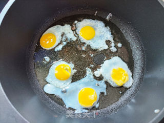 小炒荷包蛋（鹌鹑蛋版）的做法步骤：3