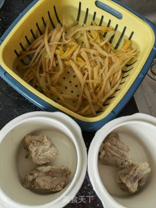 黄花菜牛肉丸汤的做法步骤：2