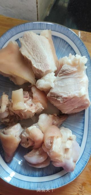 猪蹄猪踭煲莲藕胡萝卜汤的做法步骤：3