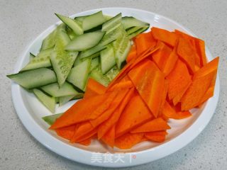 黄瓜炒胡萝卜的做法步骤：1