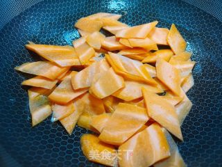 黄瓜炒胡萝卜的做法步骤：2