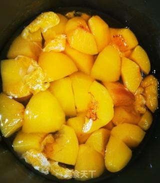 黄桃罐头的做法步骤：2