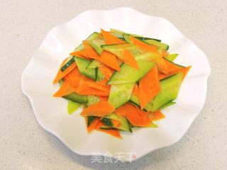 黄瓜炒胡萝卜的做法步骤：5