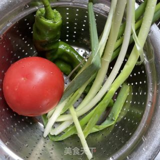 番茄青椒炒菜花的做法步骤：2