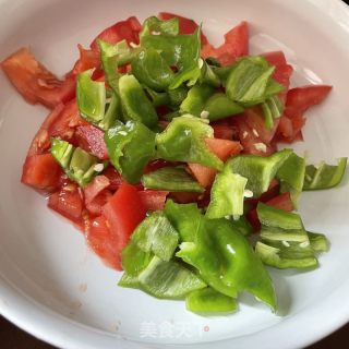 番茄青椒炒菜花的做法步骤：4