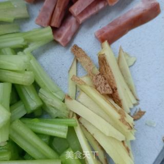 火腿肠炒芹菜的做法步骤：5