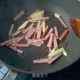 火腿肠炒芹菜的做法步骤：7