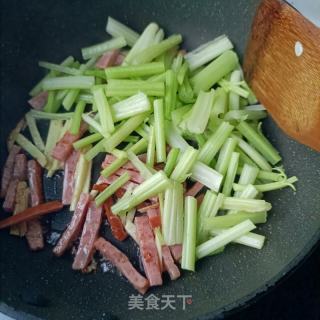 火腿肠炒芹菜的做法步骤：8