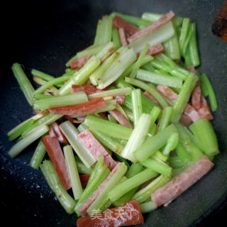 火腿肠炒芹菜的做法步骤：11