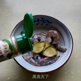 虾仁丝瓜面的做法步骤：1