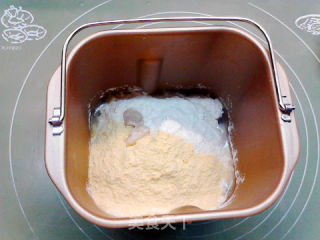 红糖芝麻酱玉米面花卷的做法步骤：2