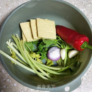 香芹炒豆干的做法步骤：1