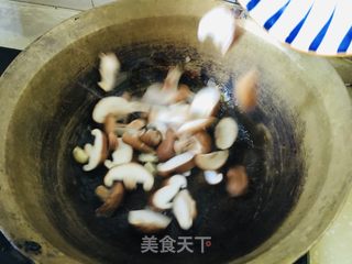 香菇炒油菜的做法步骤：4