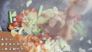 酸菜炒肉的做法步骤：3