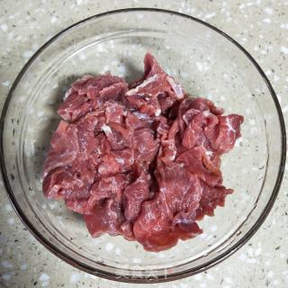 酸汤牛肉的做法步骤：1