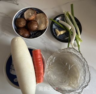 萝卜香菇蒸饺的做法步骤：1