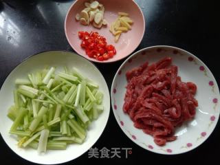 芹菜炒牛肉的做法步骤：1