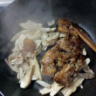 烧肉炒鸡腿菇的做法步骤：4