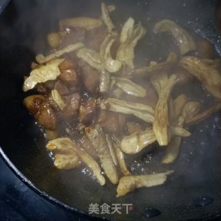 烧肉炒鸡腿菇的做法步骤：5