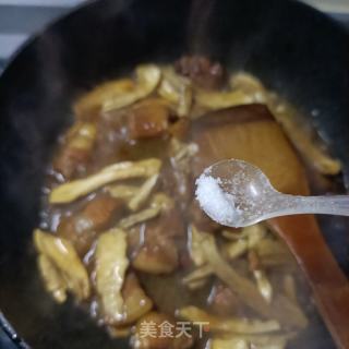 烧肉炒鸡腿菇的做法步骤：6