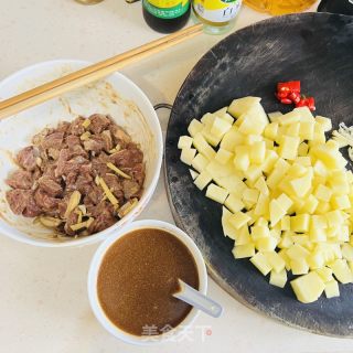 超级下饭菜的 | 黑椒牛肉粒炖土豆粒的做法步骤：2