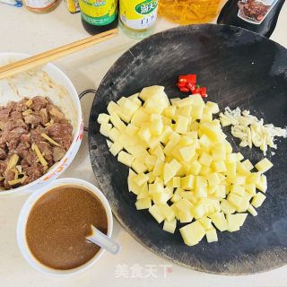 超级下饭菜的 | 黑椒牛肉粒炖土豆粒的做法步骤：3
