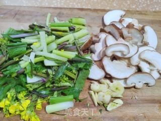 香菇炒红菜苔的做法步骤：2