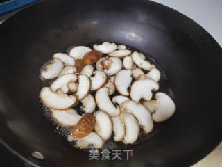 香菇炒红菜苔的做法步骤：3