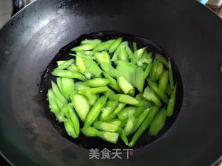 红椒炒芥兰的做法步骤：3