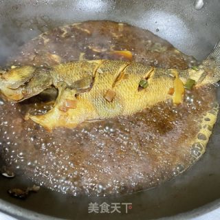红烧鲈鱼的做法步骤：9