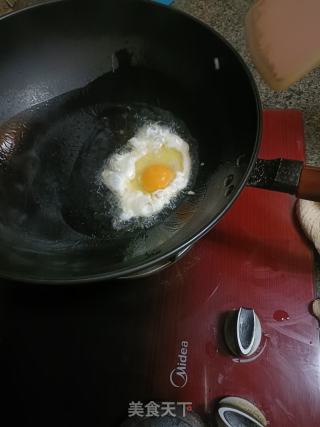 鸡蛋炒米粉的做法步骤：1