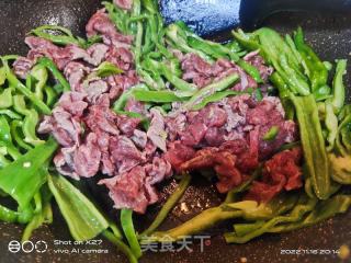 青椒炒牛肉的做法步骤：3