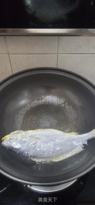 酸菜烧黄花鱼的做法步骤：4