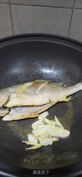 酸菜烧黄花鱼的做法步骤：6