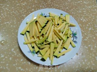 南瓜炒菜苔的做法步骤：1