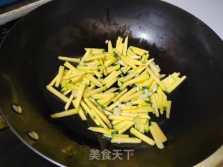 南瓜炒菜苔的做法步骤：3