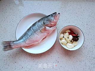 红烧鲈鱼的做法步骤：1