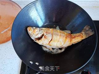 红烧鲈鱼的做法步骤：2