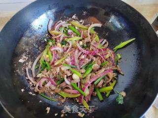 洋葱芹菜炒牛肉的做法步骤：8