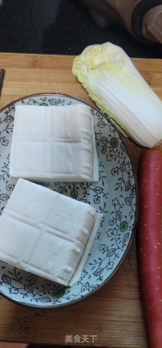 豆腐胡萝卜白菜煲的做法步骤：1