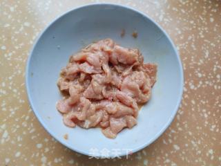 海鲜菇番茄肉片汤的做法步骤：1