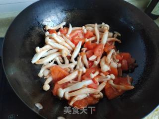 海鲜菇番茄肉片汤的做法步骤：5