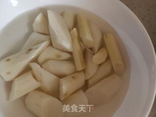 胡萝卜山药玉米排骨汤的做法步骤：4